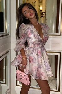 Détail de la mini-robe en mousseline fleurie avec jupe à étages et dos nu chic