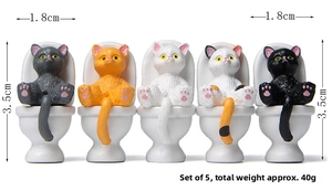 Detailed size chart of five miniature resin cats sitting on toilets for desktop decor