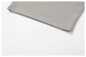 Gros plan détaillé de l'ourlet à double couture du soutien-gorge de sport gris
