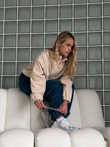 Sweat en polaire beige à demi-zip avec col montant et pantalon de jogging bleu foncé
