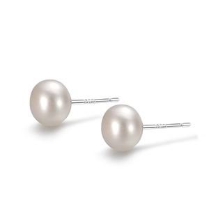 Elegant S925 sterling silver stud earrings featuring natural white freshwater pearls