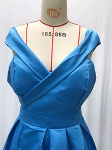 Detailaufnahme des blauen Satin-Abendkleids mit plissierter Taille und V-Ausschnitt