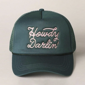 Cappellino trucker verde scuro con ricamo Howdy Darlin rosa e retro in rete