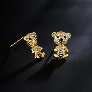 Pendientes de oso bañados en oro de 18K con brillantes circonitas cúbicas pavimentadas