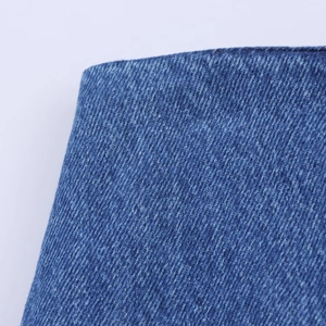 Nahaufnahme der blauen Denim-Stofftextur mit Köperbindung und strapazierfähigen Baumwollfasern