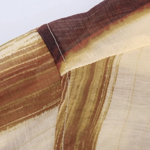 Détail macro de rayures verticales et coutures sur une chemise légère en lin