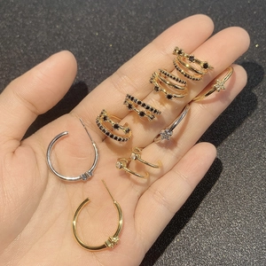 Orecchini a cerchio geometrici e ear cuff con zircone nero in tonalità oro e argento