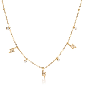 Détail du collier en acier doré avec des breloques en éclair et zircone ronde