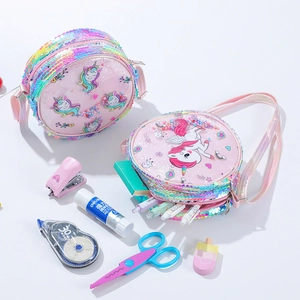 Dettaglio della borsa con paillettes a unicorno e cancelleria per mostrare la capienza