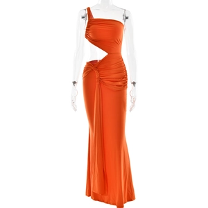 Détail de la robe longue orange à une épaule avec fronces à la taille et drapé fluide
