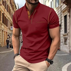 Détail du t-shirt Henley rouge foncé montrant la texture, la poche et la boutonnière