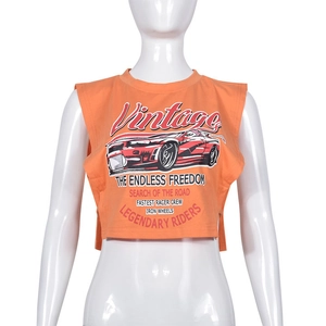 Dettaglio del crop top arancione vintage con grafica di auto da corsa e stampa testo