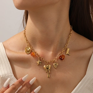 Collier doré en acier inoxydable avec pendentifs cœur et étoile porté par un mannequin