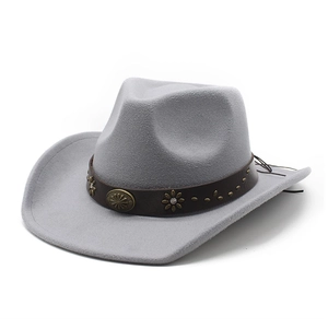 Détail du chapeau de cowboy en feutre gris avec ruban en cuir marron et rivets soleil en métal