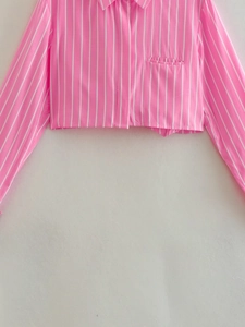 Détail à plat d'une chemise courte à rayures roses et blanches avec col et poche avant