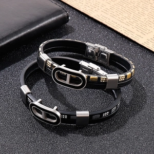 Bracelet multicouche en cuir pour homme avec fermoir décoratif en acier inoxydable poli