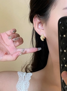Vue rapprochée d'élégantes boucles d'oreilles en argent plaqué or 14 carats et verre
