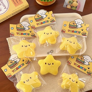 Detalle de llaveros de estrella de peluche amarillo con tarjetas de agradecimiento