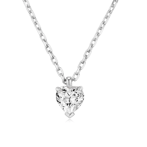 Detail van hartvormige zirkoon hanger met driepootzetting aan een zilveren ketting