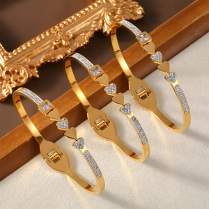Dreiteiliges Set goldene Herz-Armbänder aus Titanstahl mit Zirkon-Steinen besetzt