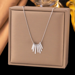 Collier chaîne serpent argentée avec pendentif à barres géométriques sur écrin bijoux