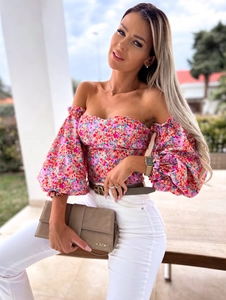 Outdoor look of floral off-shoulder top with puff sleeves and white skinny jeans