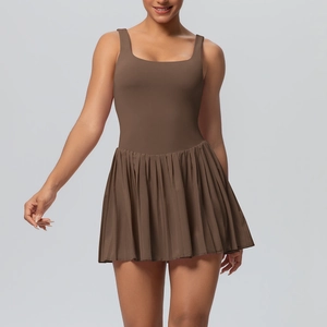 Robe de tennis de sport marron avec encolure carrée et jupe plissée pour fitness