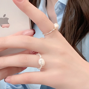 Elegant S925 sterling silver beaded rings with natural white pearls on female hand