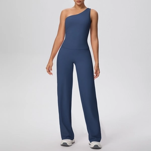 Détail d'un haut de yoga asymétrique bleu marine et pantalon large pour le sport