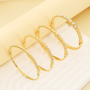Ensemble de quatre bracelets en acier titane doré avec cristaux et fermoirs sécurisés
