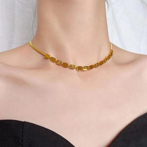 Goldene LOVE gravierte Halskette mit Blockanhänger aus Edelstahl an einem weiblichen Modell