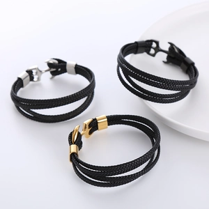 Bracciale multistrato in pelle da uomo con chiusura ad ancora in nero e finitura oro