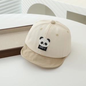 Détail de la casquette bébé panda montrant le tissu en coton et le logo brodé