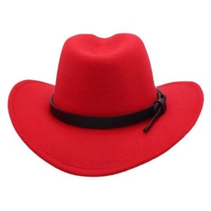 Dettaglio di un cappello da cowboy in feltro rosso con cinturino nero e fibbia classica