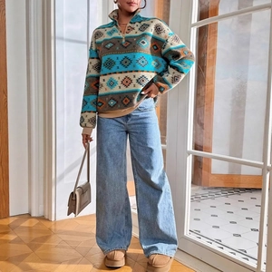 Dettaglio del motivo geometrico boho sulla felpa in lana d'agnello con mezza zip