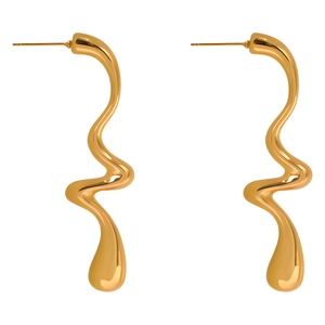 Boucles d'oreilles clous géométriques irrégulières minimalistes en finition dorée