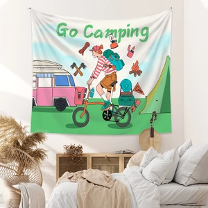 Détail d'une tapisserie de camping avec vélo et tente sur le mur d'une chambre à coucher