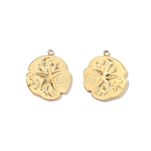 Détail macro de pendentifs étoile de mer dorés avec relief texturé de dollars des sables