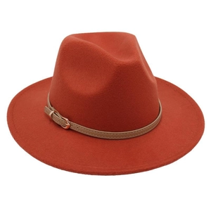 Détail de la texture du chapeau en laine avec ruban cuir et boucle dorée