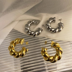 Orecchini a cerchio vintage a C intrecciati con finiture lucide in oro e argento