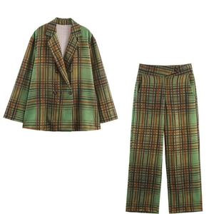 Completo scozzese chic verde e marrone con blazer doppiopetto e pantaloni da donna