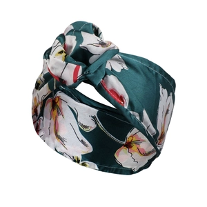 Details von einem grünen Blumen-Stirnband aus Samt mit gedrehtem Satin-Finish und Mustern