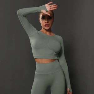 Détail du haut court gris-vert sans coutures avec passe-pouces et legging taille haute assorti