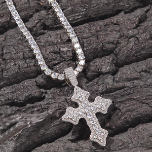 Vue détaillée d'un pendentif croix en zircon argenté sur une chaîne tennis en argent poli