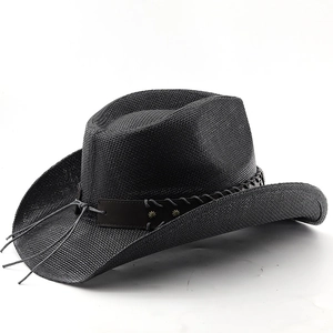 Dettaglio cappello cowboy nero intrecciato con fascia in pelle, stelle e nappe