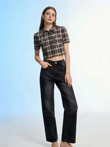 Set donna con camicia corta a quadri marroni e jeans neri a vita alta a gamba larga