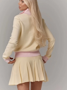 Maglione slim fit in maglia crema con bordi rosa e set gonna a pieghe coordinata