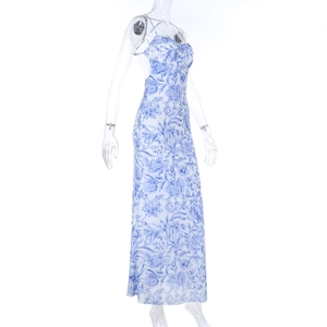 Vue latérale détaillée d'une robe longue à fleurs bleu et blanc pour les vacances