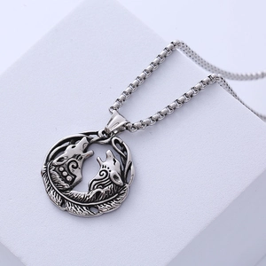 Collier avec pendentif tête de loup style hip-hop en argent antique sur fond blanc