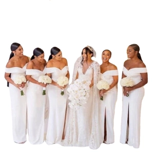 Eleganti abiti da damigella d'onore in raso senza spalline e abito da sposa bianco